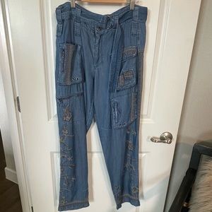 Johnny Was adorable lightweight jeans size 4, but fits like a 6.